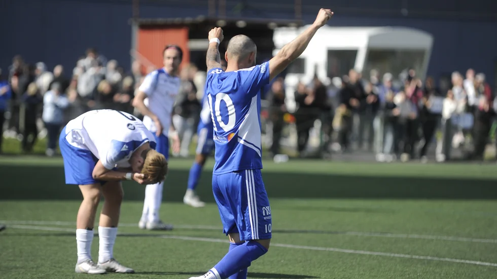 Hargs mittback Dago Funes jublar efter matchslut. Hans lag vann derbyt över IFK Nyköping med uddamålet. 