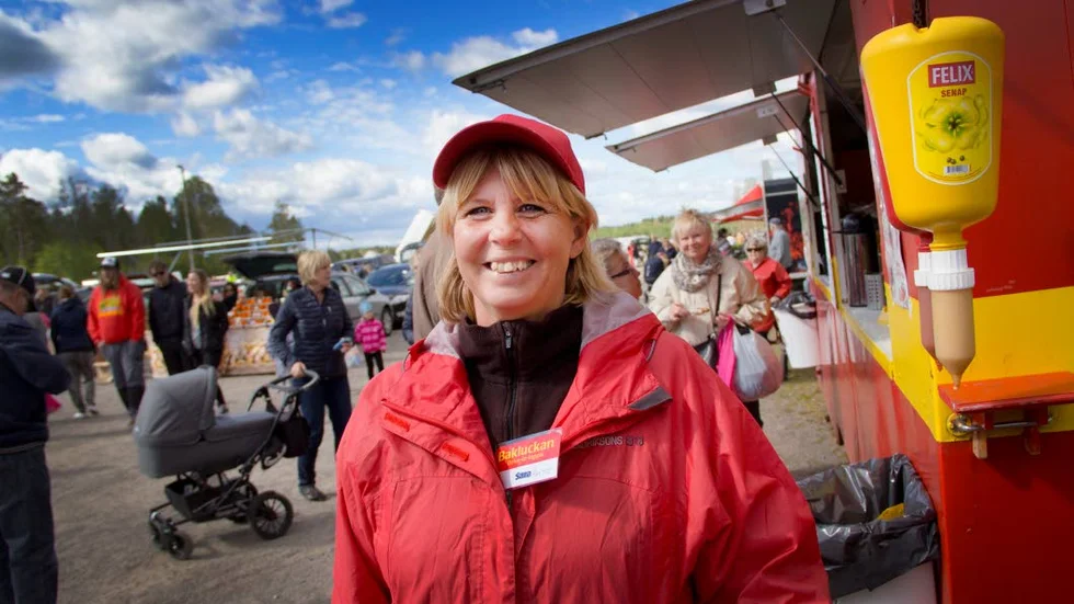 Anette Selander, arrangör av Bakluckan drive in-loppis i Norrskedika