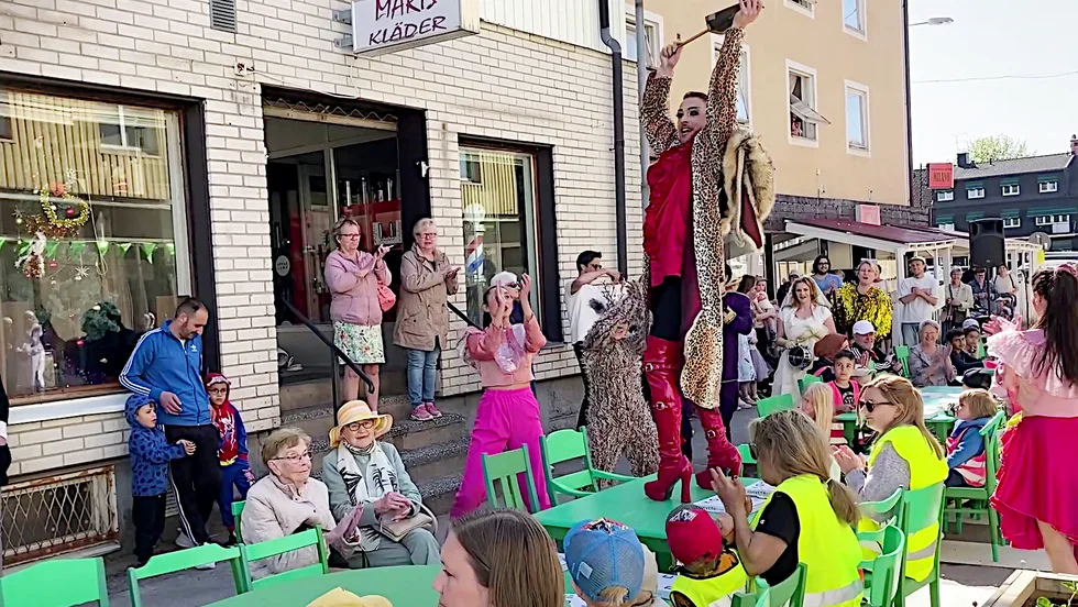 Festligt på gågatan i Hultsfred vid invigningsföreställningen för Street Moves. Det finns många alternativ vad gäller hur gatan kan bli en mötesplats, men insändarskribenten menar att det finns underliggande problem som måste lösas först.