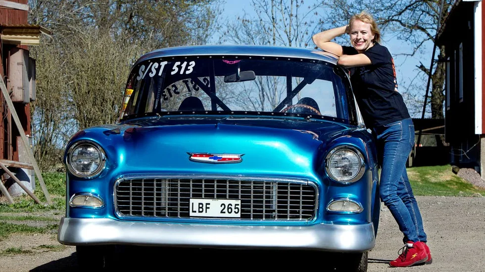 Laddad. Marie Wallin från Uppsala har sin Chevrolet från 1955 laddar och klar inför helgens dragracing-EM-tävlingar på Tierp Arena.
