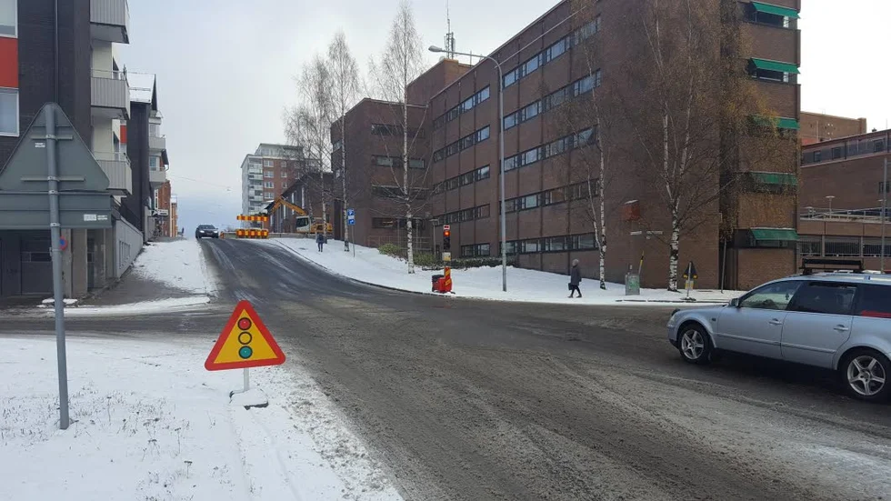 Under torsdagen blev det en del köer när ett tillfälligt trafikljus placerades iu i den så kallade Pastabacken på Magasinsgatan. Grävarbeten utfördes i korsningen Magasinsgatan/Timmermansgatan.