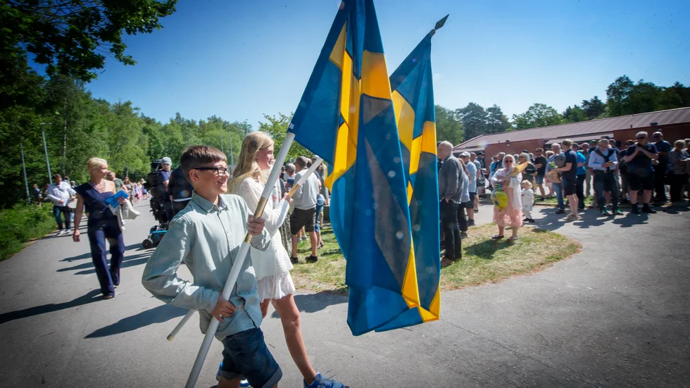 Fanbärarna Axel Tencic och Emma Adolfsson Jerkku fick uppdraget att leda skolans elever till avslutningen på Peterslundsskolan.