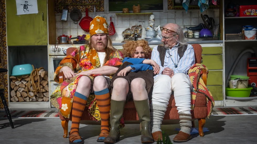 Mattias Alkberg, Nora Bredefeldt och Karin Paulin i "Loranga, Masarin och Dartanjang" på Norrbottensteatern. Pressbild.