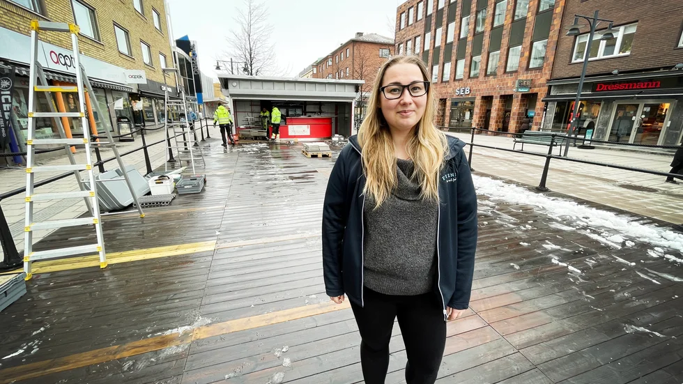 Tanken var att uteserveringen, som började byggas i måndags, skulle öppna på fredag. Men det är nu flyttat till nästa vecka, berättar Olivia Holstad, enhetschef på Friends. "Uteserveringar gör att man får vårkänslor", säger hon.