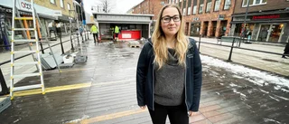Här byggs uteserveringen upp på Storgatan – mitt i snöslasket 