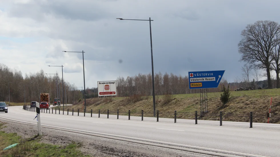 Längs E22 är ett perfekt läge för företag att skylta om sin verksamhet. Det får man dock inte göra utan tillstånd. Burger Kings skylt är på väg ner, meddelar ägaren. 