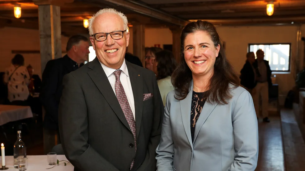 Royne Persson, avgående ordförande, och hans nyvalda efterträdare Malin Hamlin.