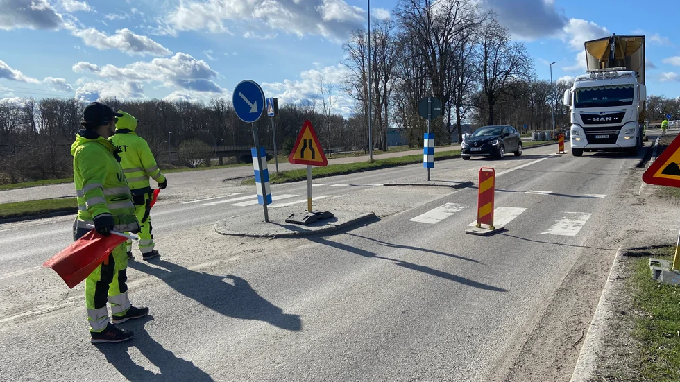Ett asfalteringsarbete pågick under torsdagen vid Måsen i Ulvhäll. Flaggvakter styrde trafiken.