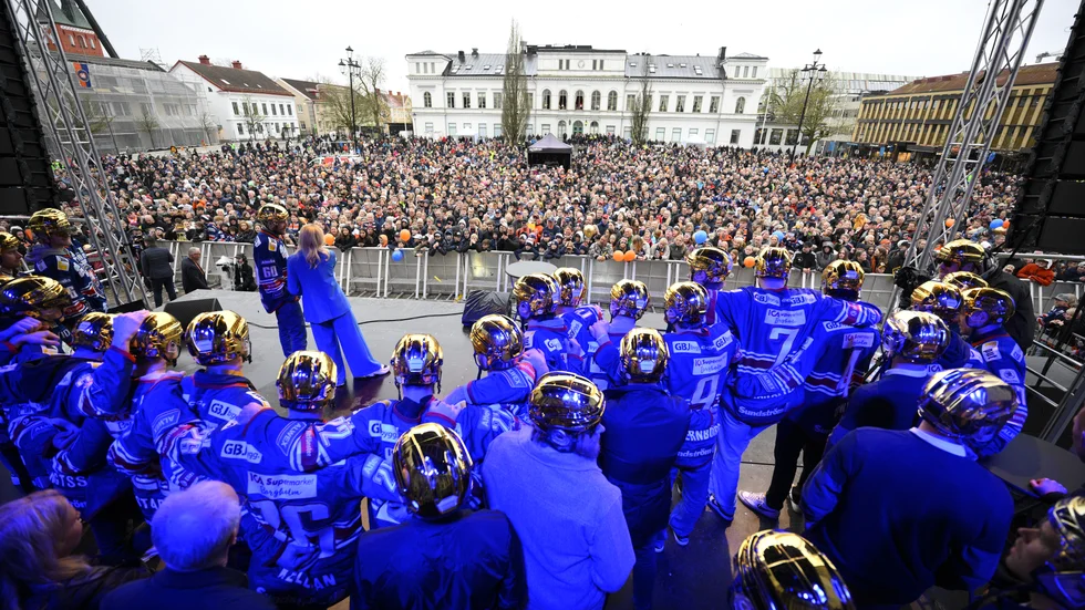 Svenska mästarlaget i ishockey, Växjö, hyllades av ett smockfullt torg hemma i Växjö.