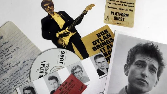 Mycket ögongodis för Dylanfantasterna i klippboken som ges ut i dag. BILD: MOA KARLBERG