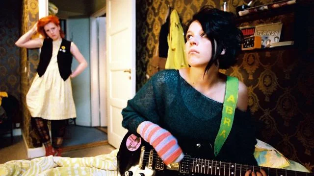 Cecilia Wallin (till vänster) och Josefin Neldén gör det bästa genombrottet sedan "Fucking Åmål"  i rollerna som Millan och Abra. Bild: Sandrew Metronome