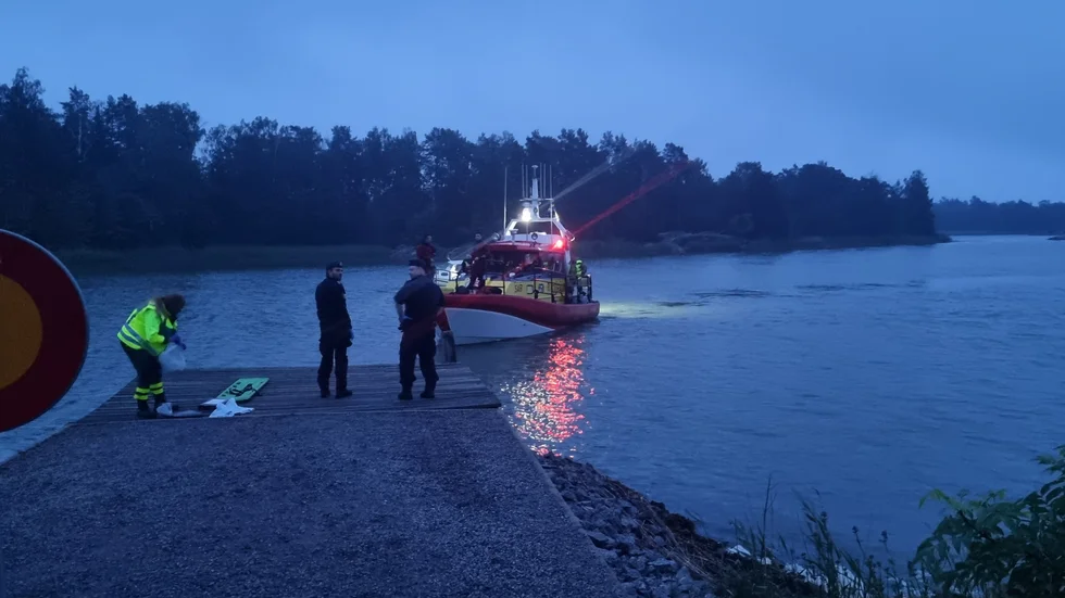 Sjöräddningssällskapet tog sig in till bryggan vid Sandbryggan på söndagskvällen.