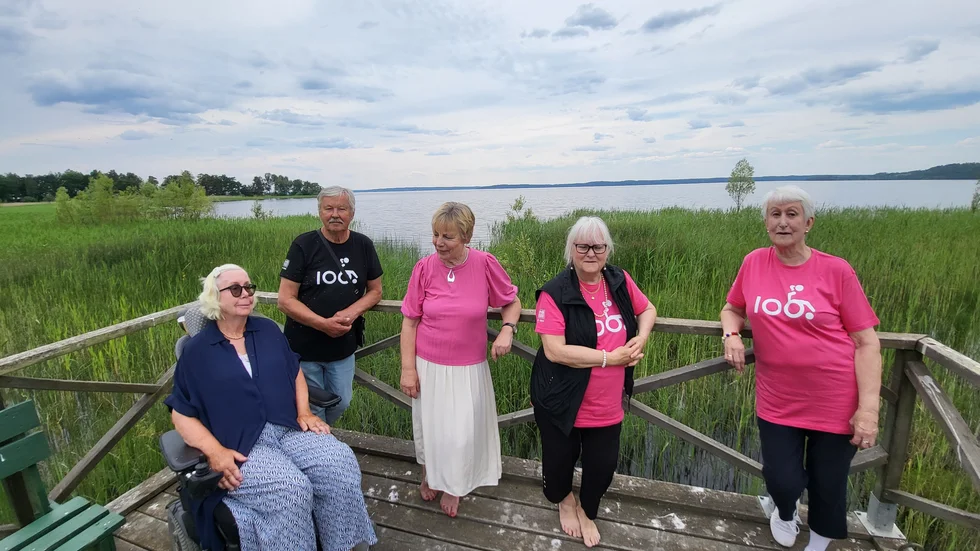 Från vänster Catharina Floser, Vesa Ojava, Ulla-Britt Ojava, Anne-Cathrine Lidberg och Clary Lindman, på bryggan, vid Sjöstugan nära Glans strand.