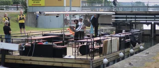 "Musikflotten" slussades genom Motala – med Stockholm som mål