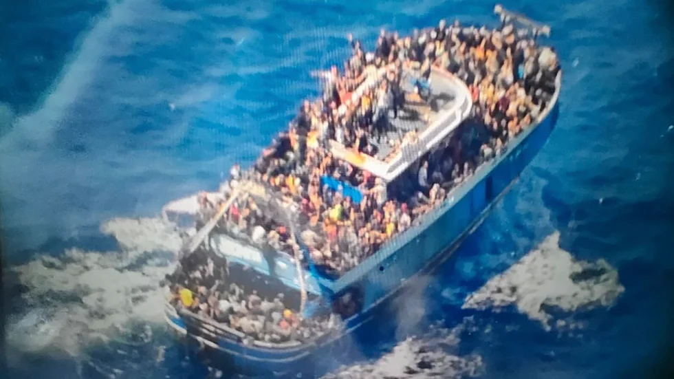Ett foto som den grekiska kustbevakningen tog av migrantbåten innan den sjönk i onsdags.