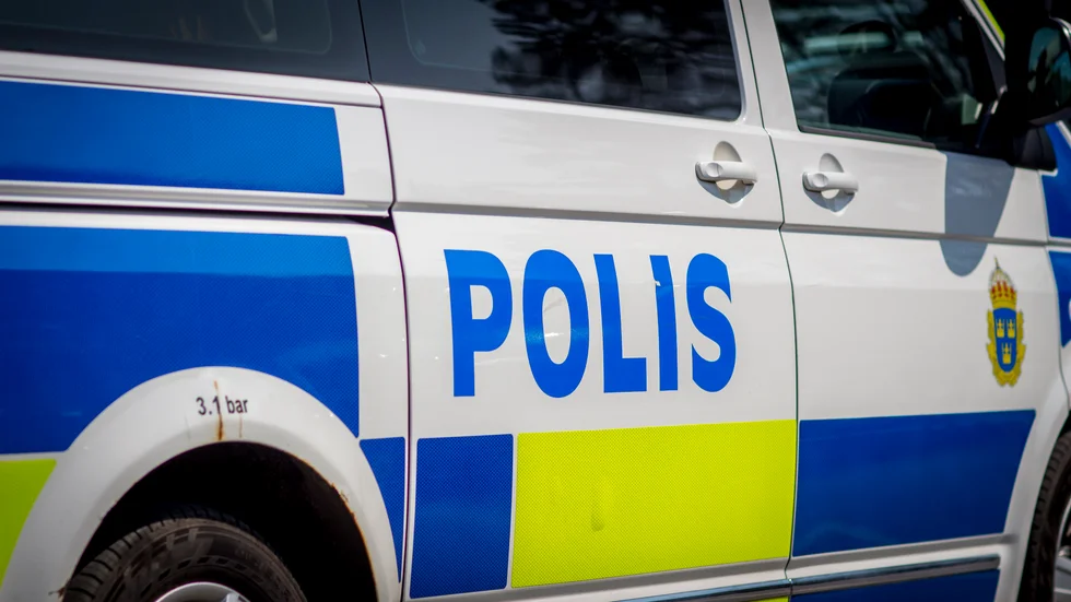 Den åtalade mannen har varit i konflikt med grannfamiljen under en längre tid.