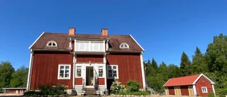 I den gamla skolan finns märken kvar från forna elever