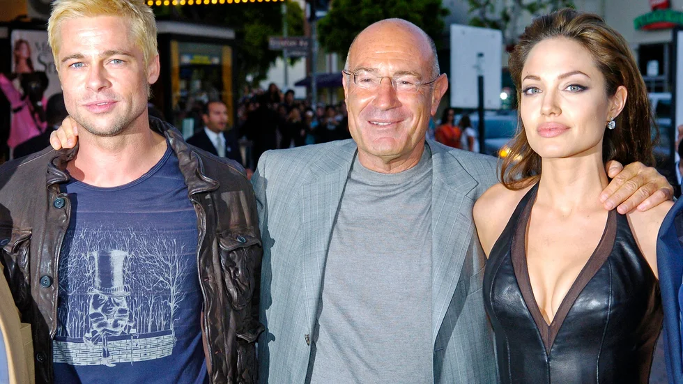 Skådespelaren Brad Pitt (tv) poserar tillsammans med Hollywoodproducenten Arnon Milchan i mitten, och skådespelaren Angelina Jolie (th). Från filmpremiären av "Mr and Mrs Smith" 2005.