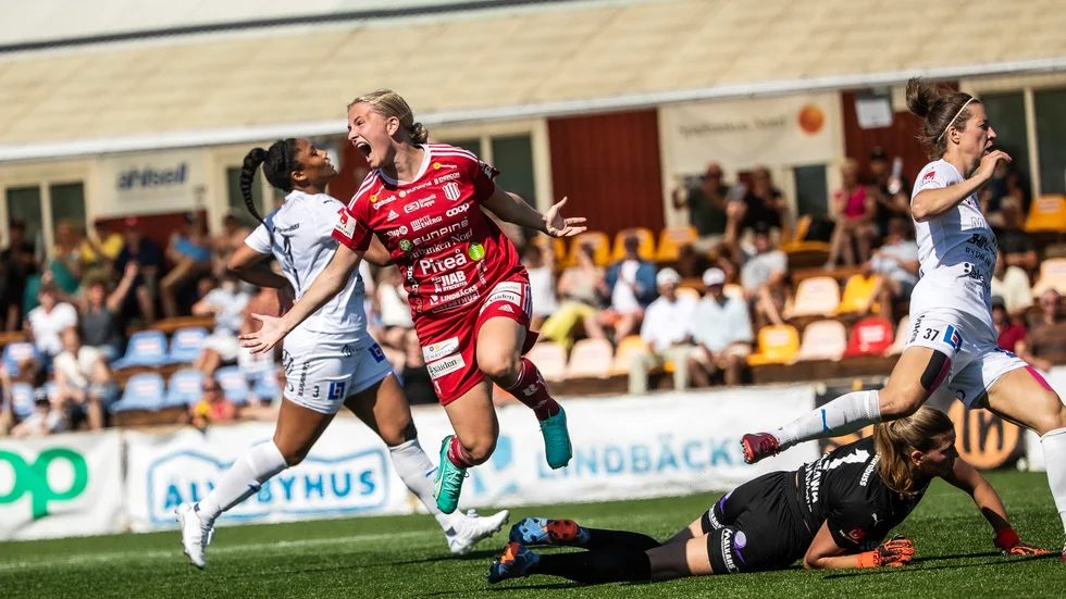 Tuva Skoog jublar efter ett av vårens mål i Piteå IF.