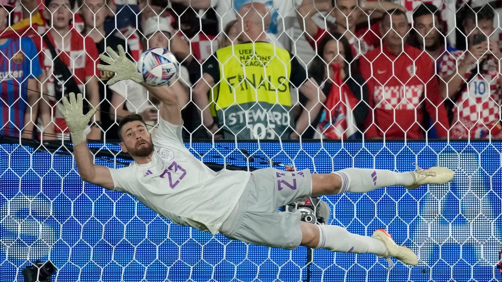 Spaniens målvakt Unai Simon räddar straffen från Bruno Petkovic – sedan avgjorde Dani Carvajal Nations League-finalen mot Kroatien.