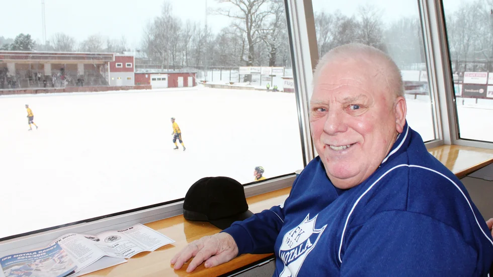 Leif "Gotland" Holmberg var en slitvarg som vigde sitt liv åt IFK Motala och framför allt bandyn. Nu sörjs han av klubben. Den legendariske materialaren blev 82 år.