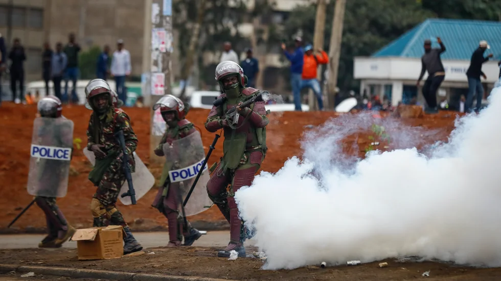 Kravallpolis avfyrar tårgasgranater mot demonstranter i Nairobi under fredagens protester.