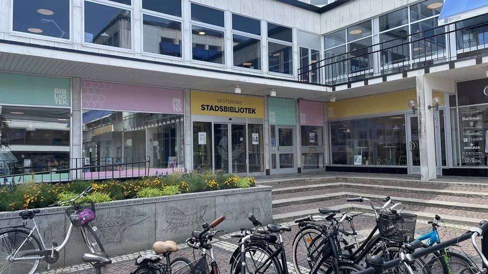 Västerviks stadsbibliotek skulle kunna sätta upp övervakningskameror för att stävja stöket på biblioteket, tycker skribenten.