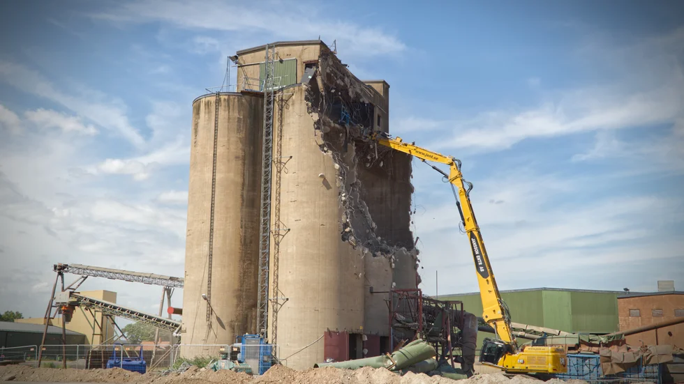 Lecafabriken på Gärstad var i drift fram till 2019. Nu rivs den 27 meter höga silobyggnaden.