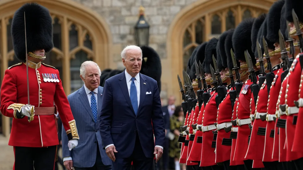 Storbritanniens kung Charles tog emot USA:s president Joe Biden under en välkomstceremoni vid Windsor Castle.