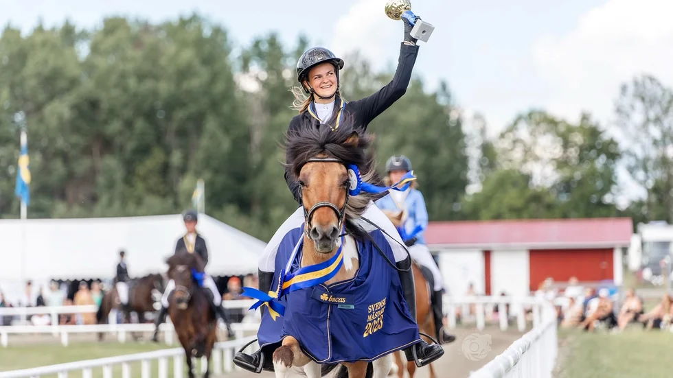 Elsa Princis höjer SM-pokalen mot skyn.