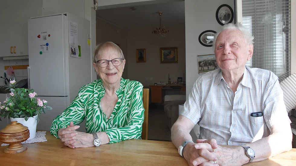 Thure Johansson berättar att hans vän, som han kallar sin kärbo, Marianne Bergman, fått veta att hon är söt. "När jag var och handlade hade jag en solhatt och när jag skulle betala sa flickan: Oh, vad du är söt. Det var jätteroligt och jag svarade att jag lever på det hela dagen".