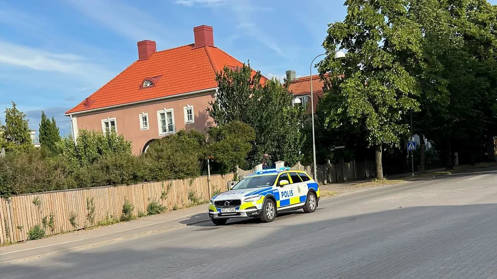 En polispatrull på väg till Skäggetorp vid klockan 19 på söndagen. 