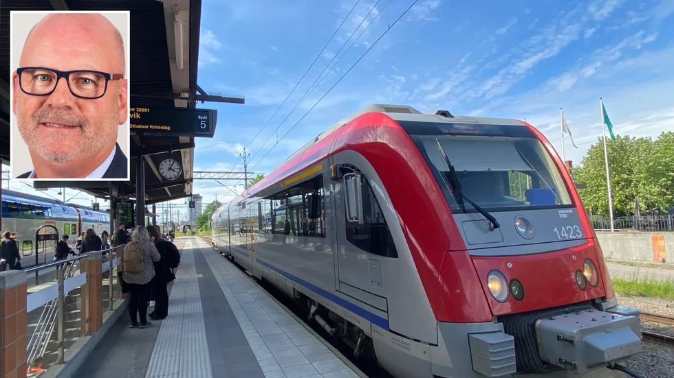 "Vi hela tiden försöker erbjuda invånare i Kalmar län möjlighet att resa kollektivt inom samt till/från angränsande län. Detta görs helt och hållet på det existerande väg- och järnvägsnätet som finns att tillgå. Christer Holmgren, trafikdirektör på KLT.