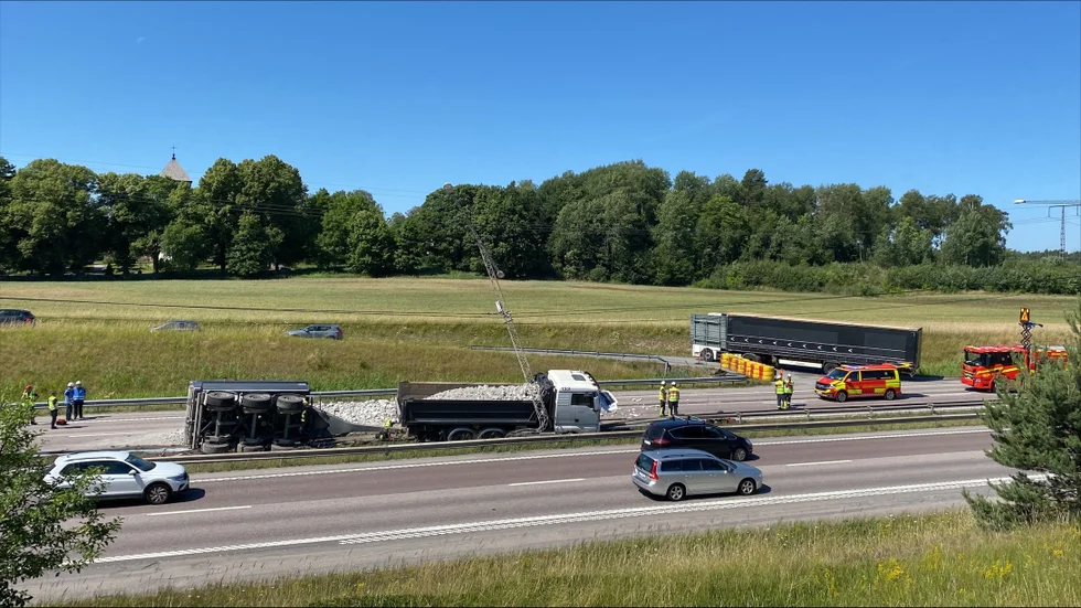 Under måndagsförmiddagen välte en grusbil på E4 vid Rosersberg. 