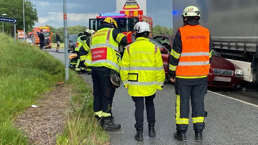 En person skadades i en krock mellan en personbil och en lastbil under torsdagen.