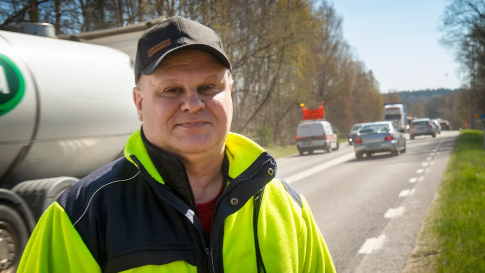 "De kan stå där och tuta, de kommer inte fram ändå", säger signalvakten Janne Andersson på väg 53.