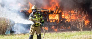 Veteranbilar förstörda i kraftig brand
