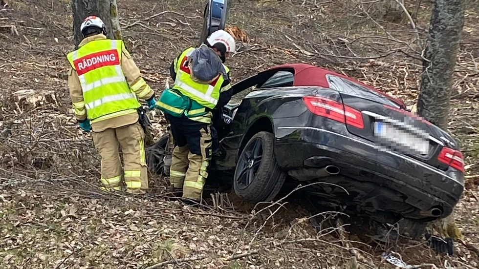 Två personer fick föras till sjukhus efter en trafikolycka på riksväg 50 norr om Motala. En bil hade kört av vägen och hamnat mellan två träd.