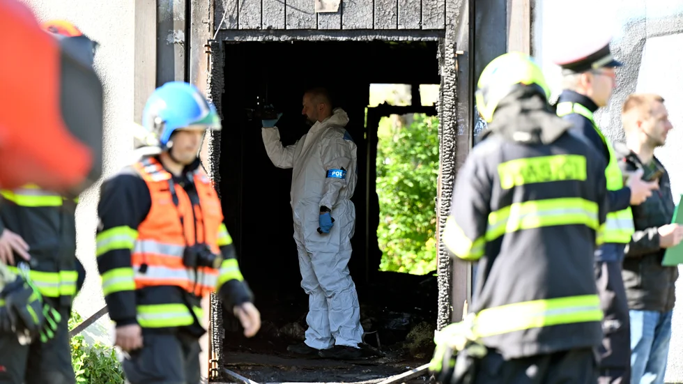 Brandmän och polis på plats efter branden i Brno i Tjeckien då åtta människor omkom.