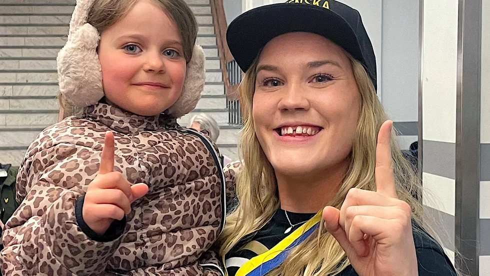 Noomi Norrbin, 5 år, var på plats i Luleå Energi Arena för att fira sin idol Allis Nyströms åttonde SM-guld.