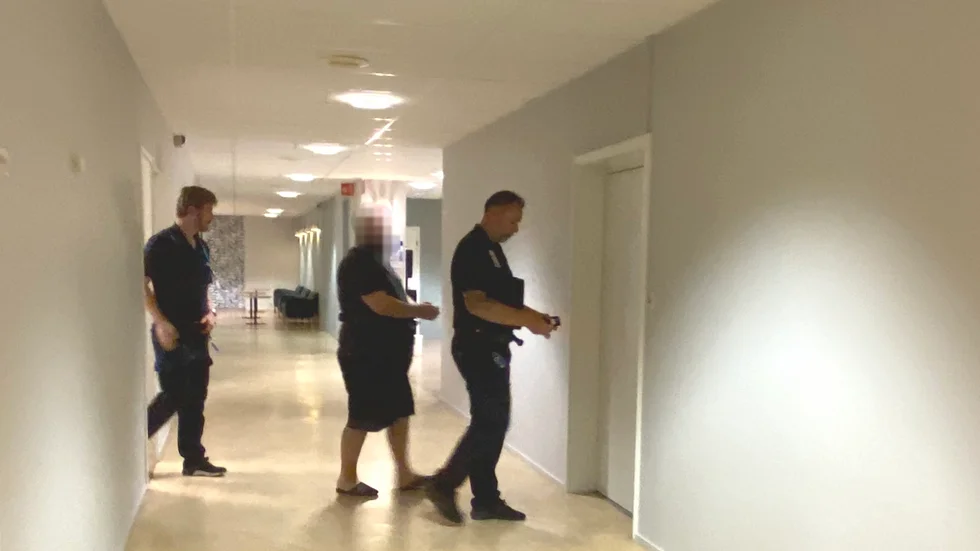 Sedan häktningsförhandlingen sommaren 2021 har den misstänkte mannen konsekvent svarat "ingen kommentar" på polisens frågor och påståenden.