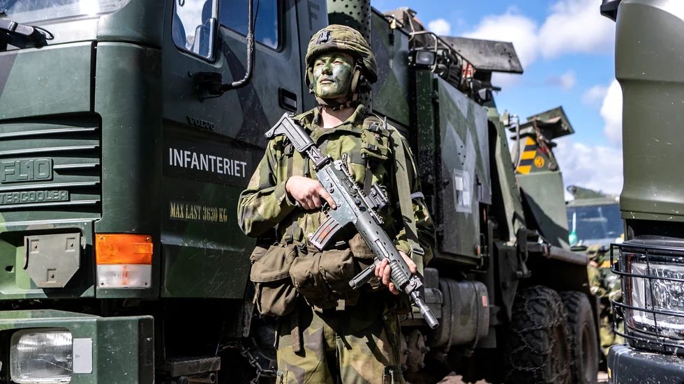 Bärgningssoldatsgruppechefen Pontus Bergqvist på vakt framför "sin" tungbärgare Fiffi. Att göra värnplikten menar han förbättrat hans syn på försvarmakten och fått honom att mogna som person. 