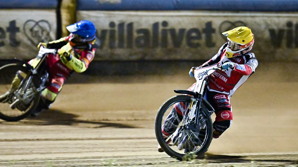 Robert Lambert (gul hjälm) och Smederna fick ingen rolig premiär borta mot Rospiggarna. Arkivbild.