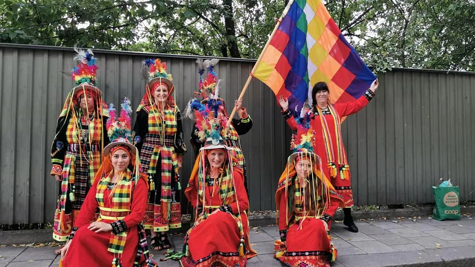 Från karnevalen, Uppsala. Bolivianska föreningens danstrupp i traditionella folkdräkter. 