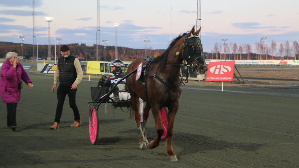 Icegirl L.A (Hanna Olofsson) vann IVAB:s lopp och applåderas av prisutdelarna Birgitta Westerberg och Lars Nilsson.