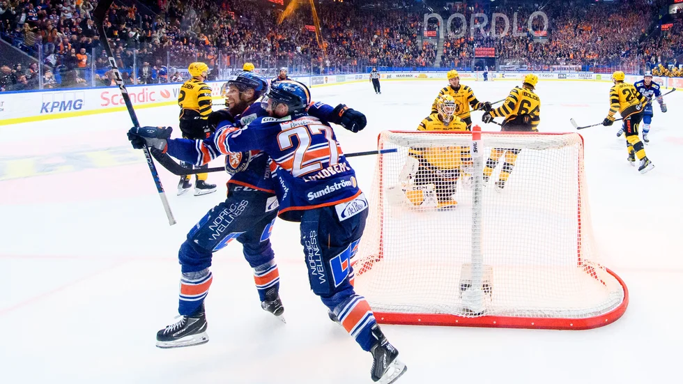 Martin Lundberg, till höger, och Robert Rosén jublar efter det matchavgörande 1–0-målet i slutsekunderna av den andra perioden i den femte SM-finalen mellan Växjö och Skellefteå AIK.