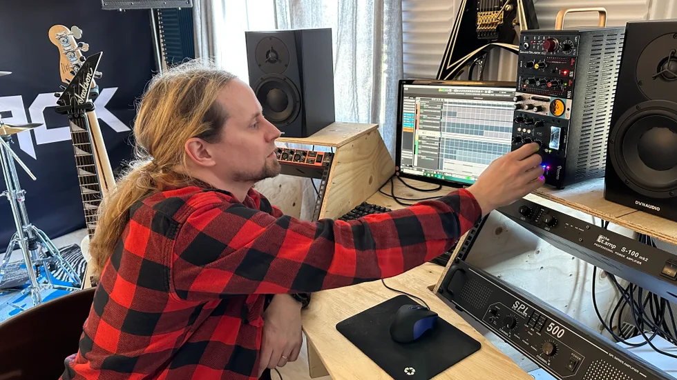 Tommy har gått utbildning inom musikproduktion. Målet med utbildningen var att starta eget företag inom musikproduktion. 