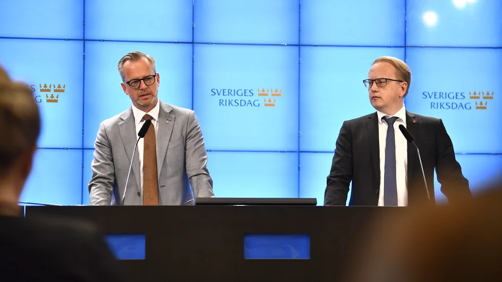 Mikael Damberg (S) och Fredrik Olovsson (S): Regeringen skyller på att stödåtgärder driver på inflationen. 