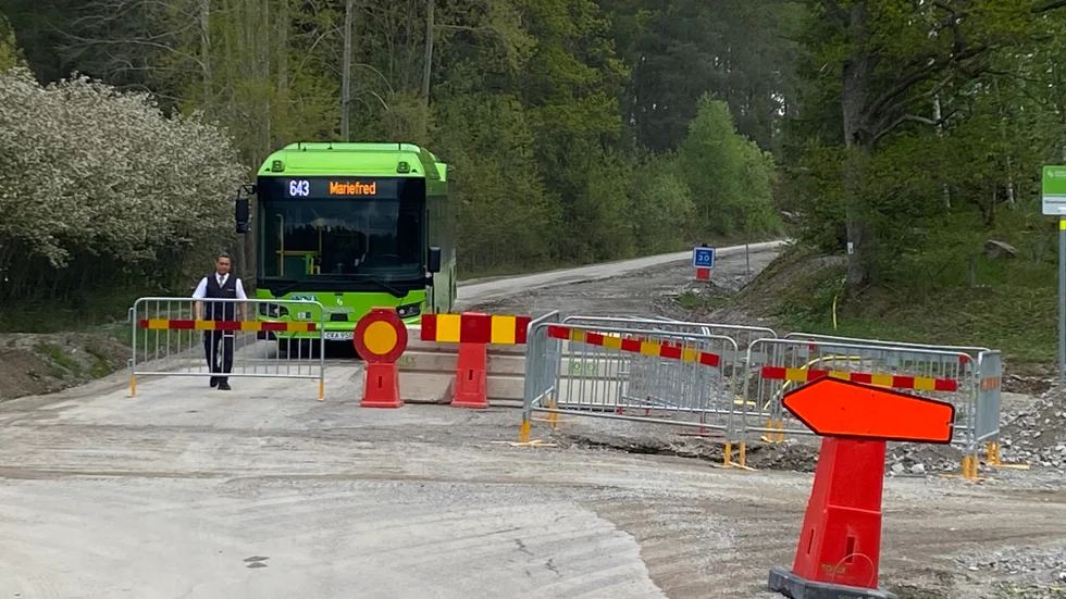 Bussar som kör till och från Kalkudden tillåts köra förbi avspärrningarna, utryckningsfordon likaså. Övrig trafik hänvisas dock ta den nya tillfälliga vägen.
