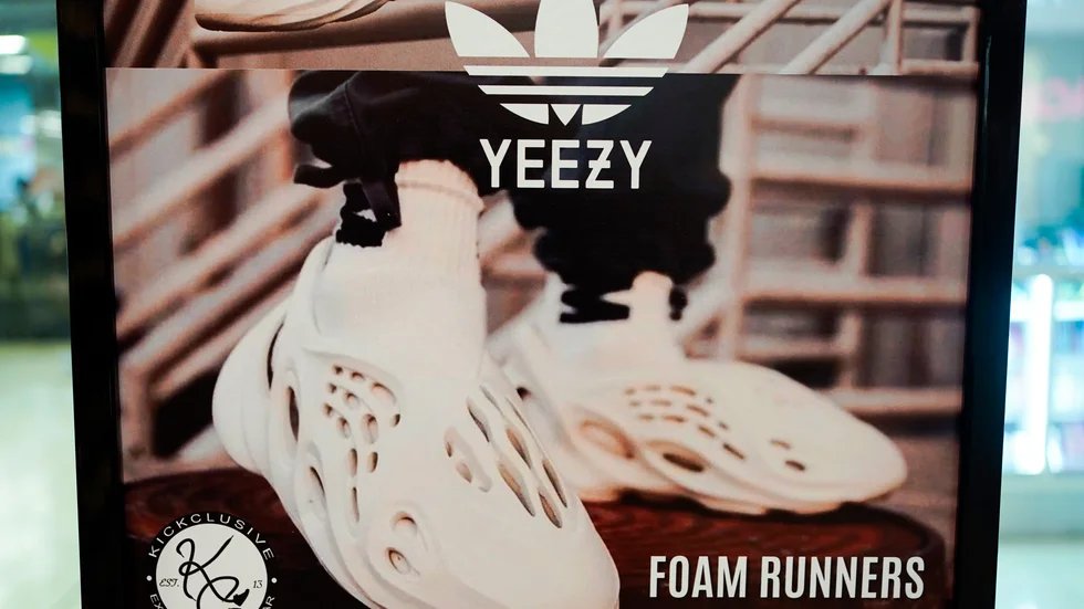 Ett par skor från märket Yeezy. Arkivbild.